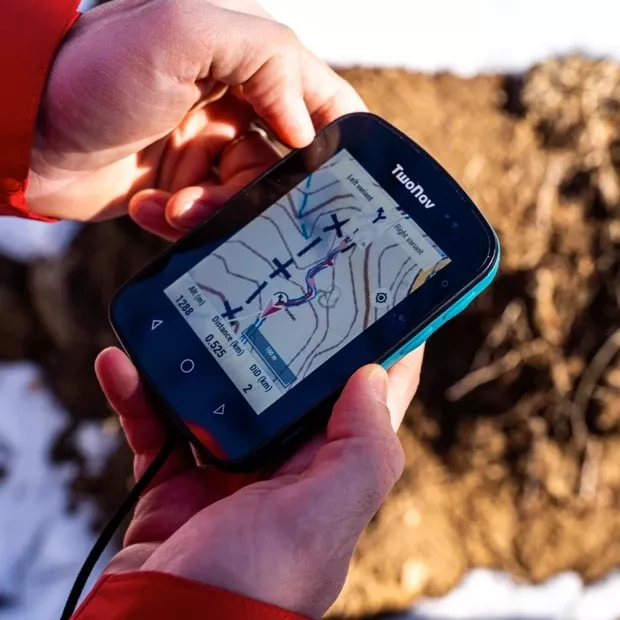 GPS Terra. Salidas de corta duración. GPS con pantalla muy amplia. Botones físico y táctiles. Su fijación también permite usarlo en bicicletas