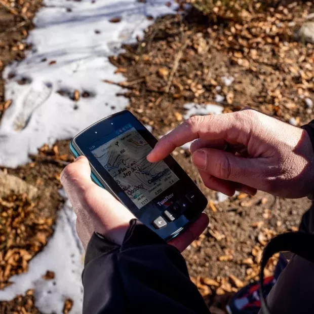 GPS Aventura 2 Plus. Das GPS für die extremsten Sportarten wie Wandern und Bergsteigen. GPS mit sehr großem Bildschirm. Physische und taktile Tasten