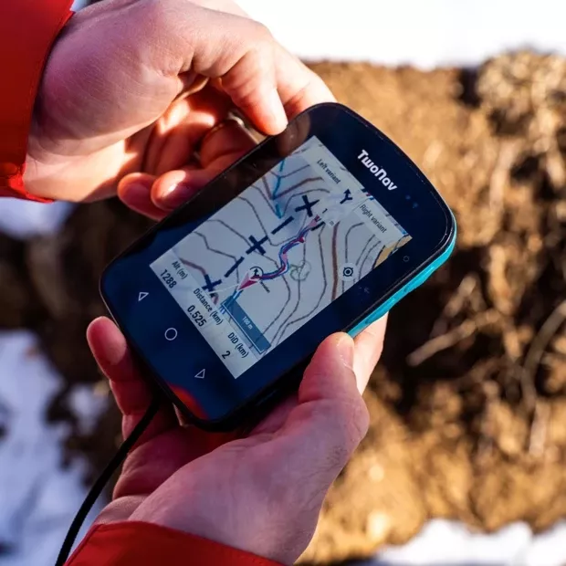 GPS Terra. Краткосрочные выезды. GPS с очень широким экраном. Физические и тактильные кнопки. Крепление также позволяет использовать его на велосипедах